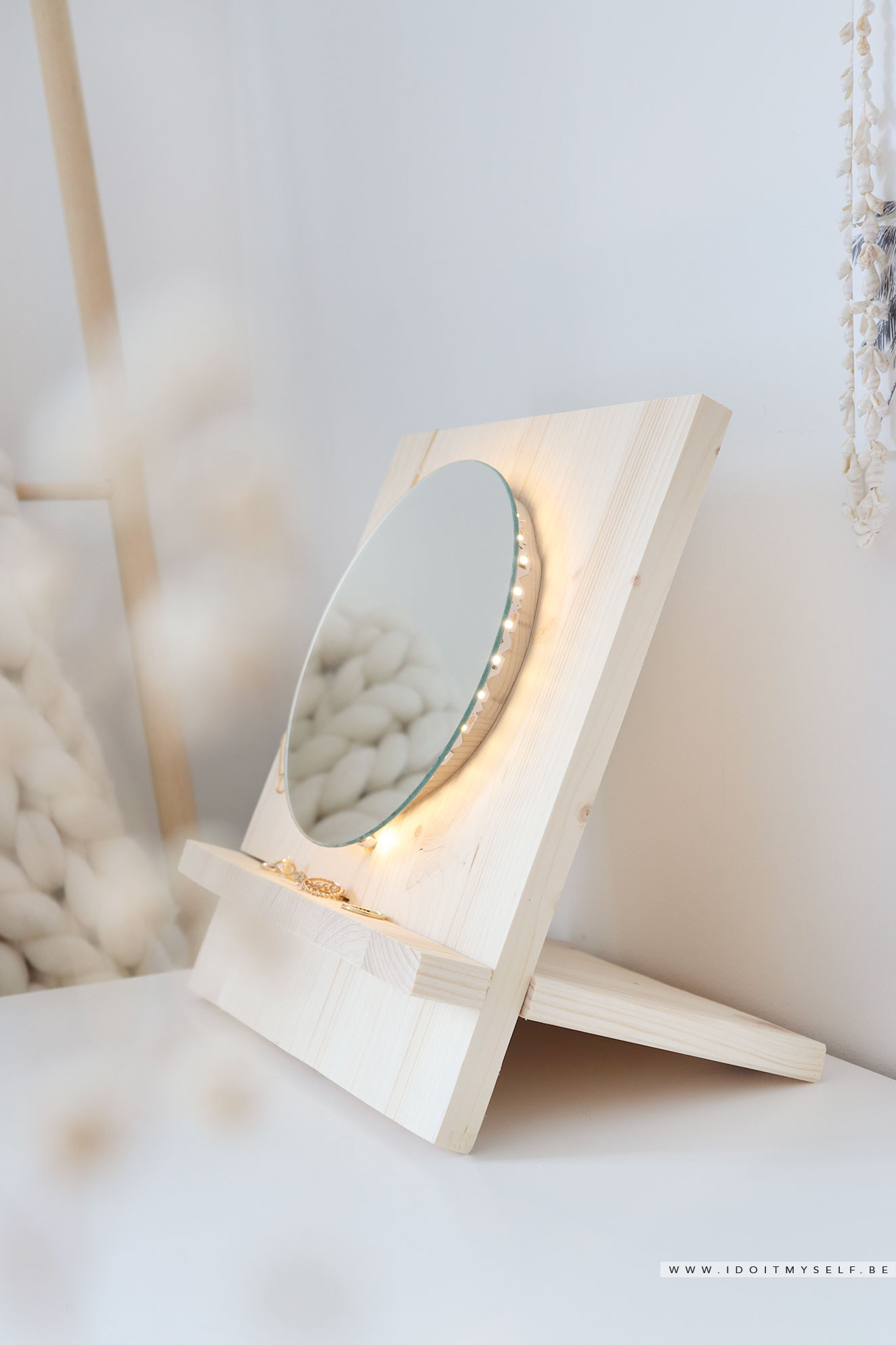 DIY ] Réaliser un miroir lumineux de salle de bain. - La Délicate