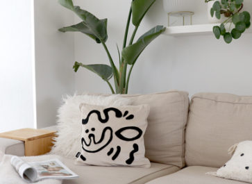 Coussin forme noires abstaite