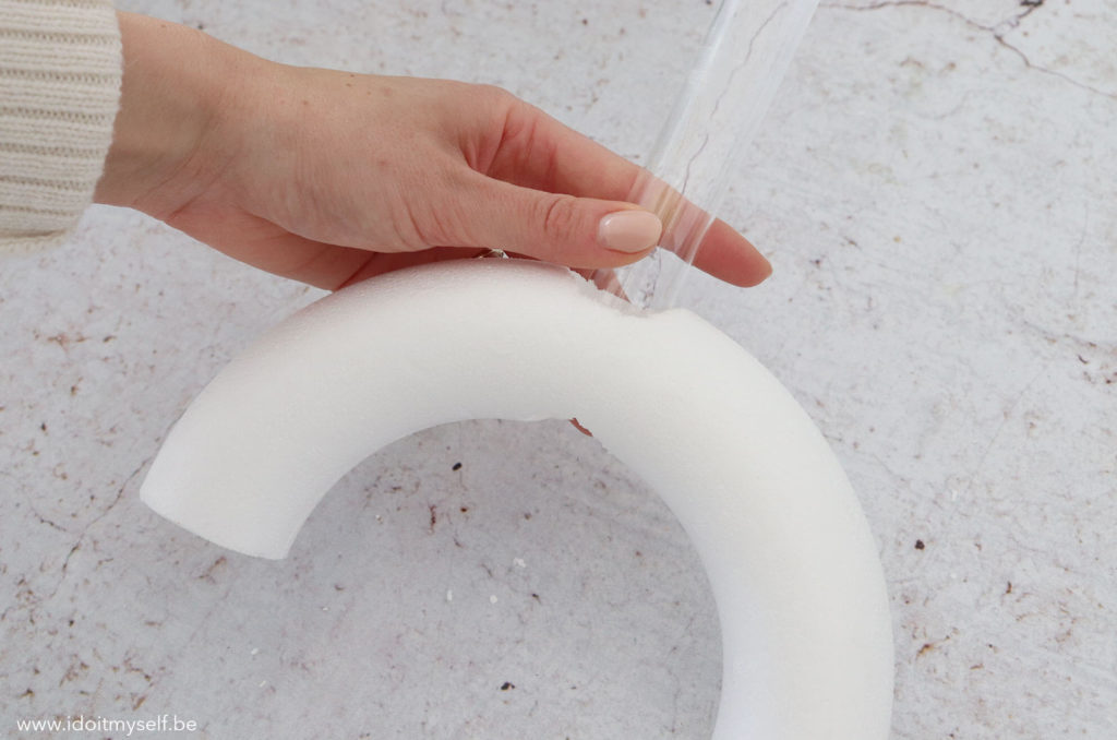 main tube verre anneau polystyrene