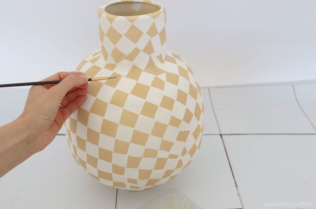 vase damier peinture diy