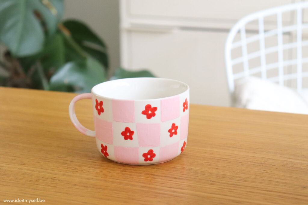 mug carreaux fleurs rouge