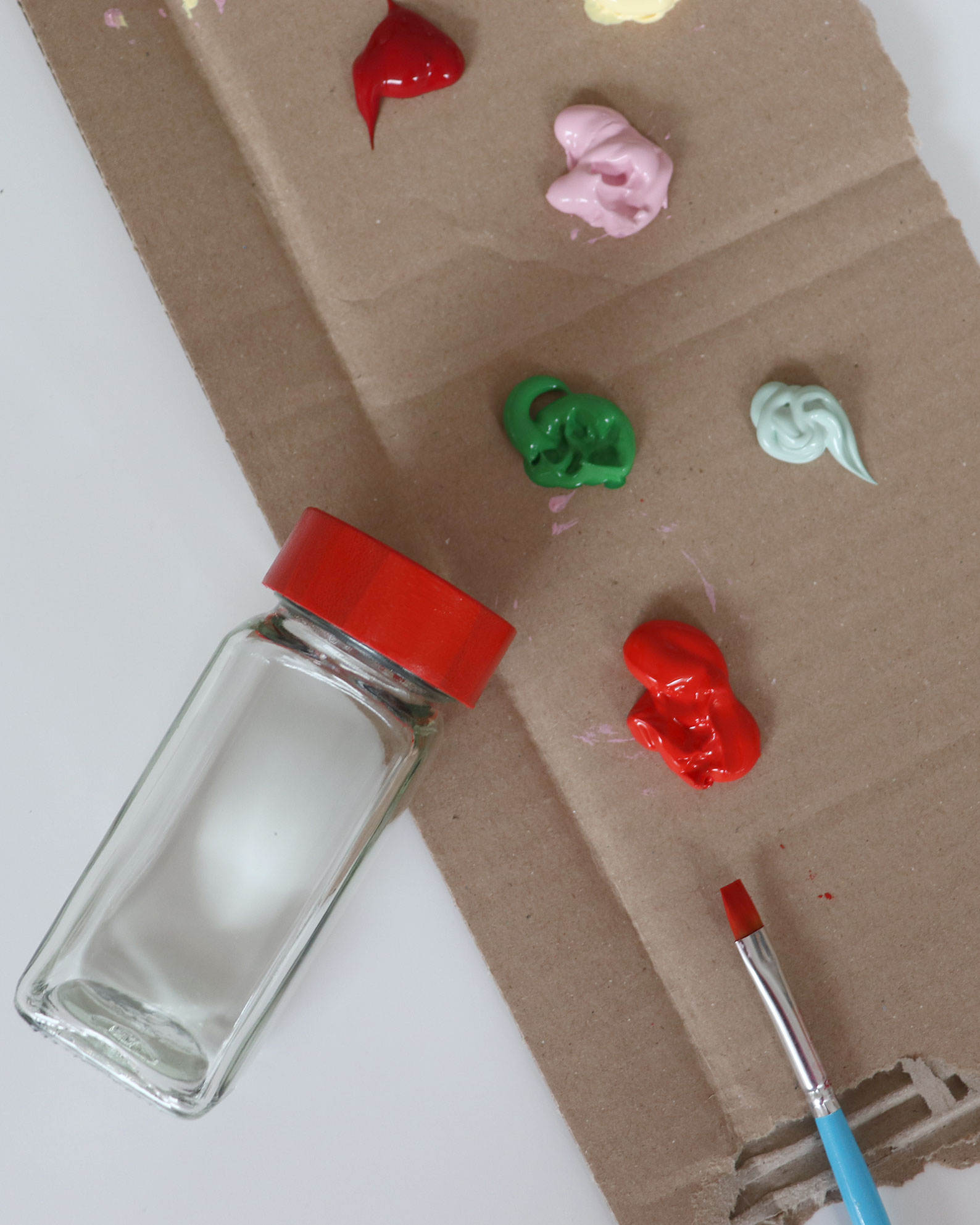 peintures capuchon peint rouge