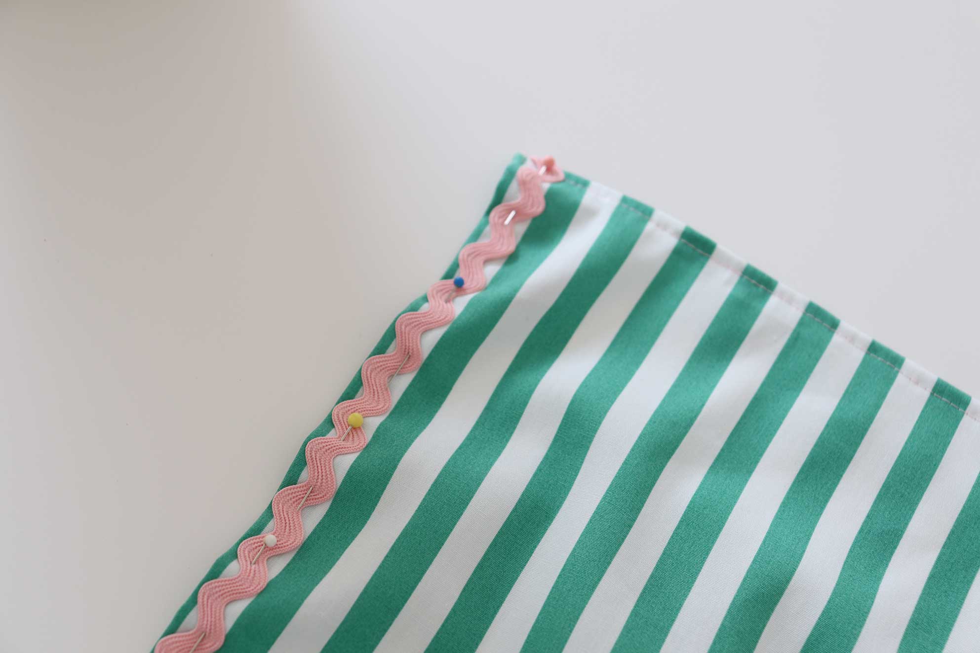 gallons roses sur serviette verte